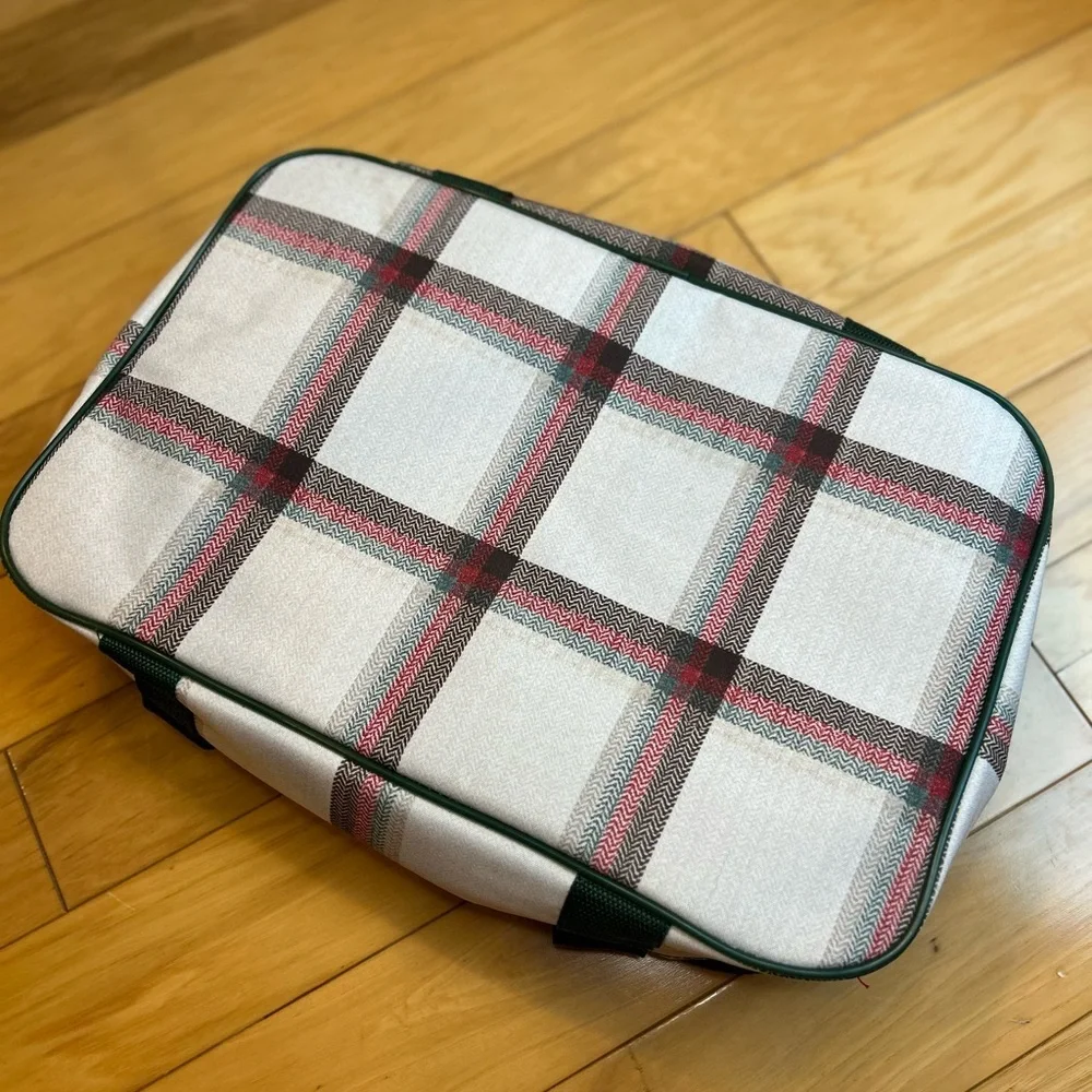 NWT Bee & Willow Insulated Casserole Plaid Green and White Tote